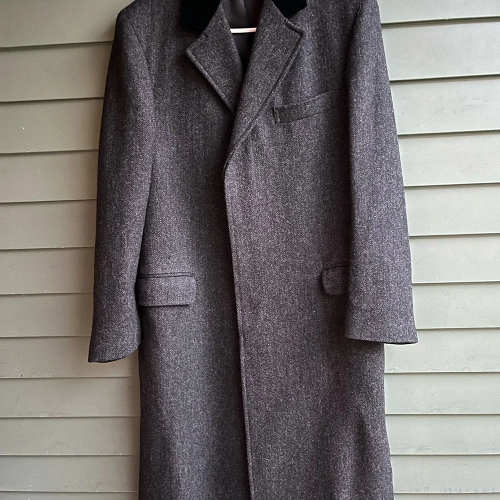 Handsome Gray Herringbone Tweed 100% Wool Long Coat  With Velvet Collar - Picture 4 of 12